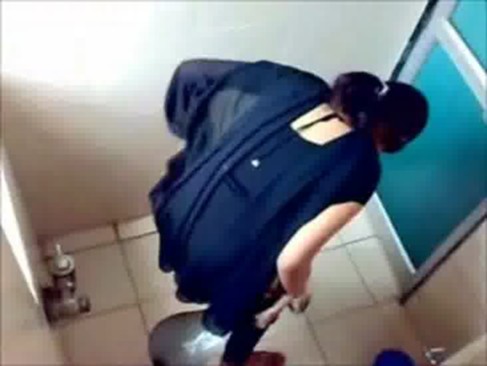 College Girls Pissin in Toilet